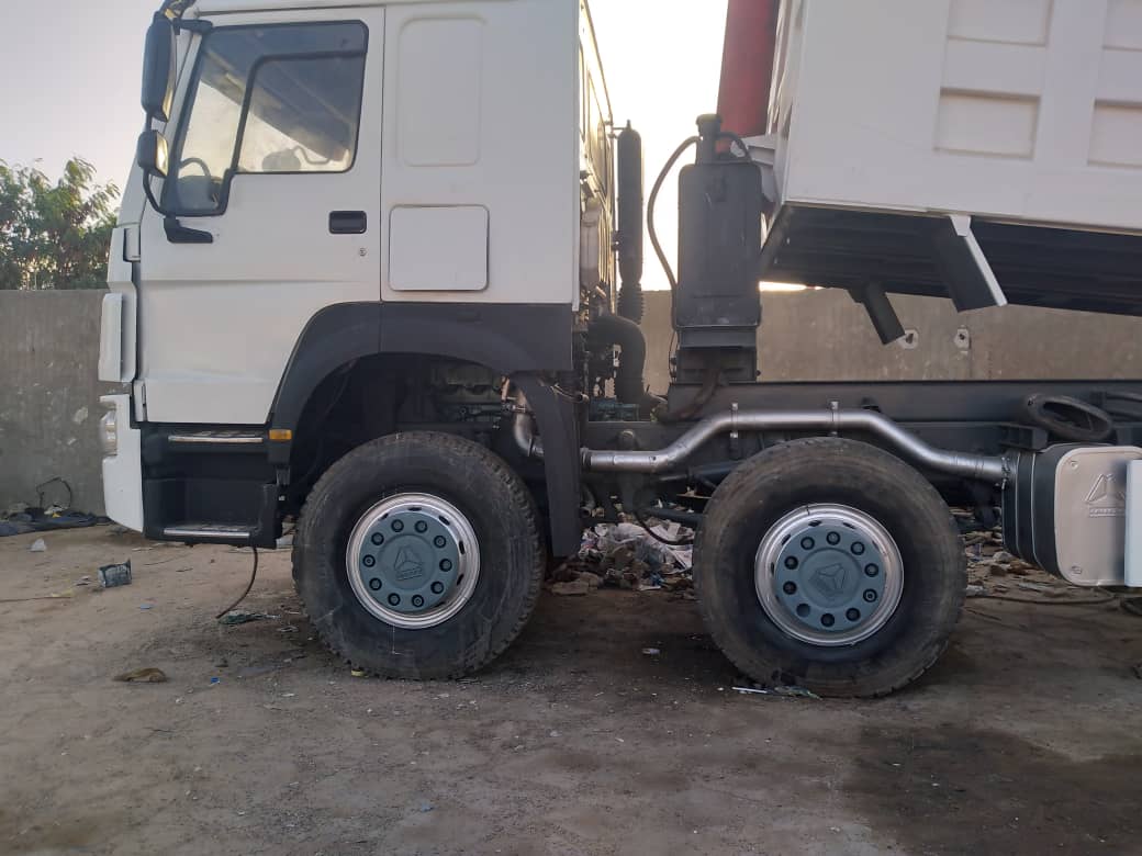 Camion Ã  benne basculante SINOTRUCK HOWO 6X4