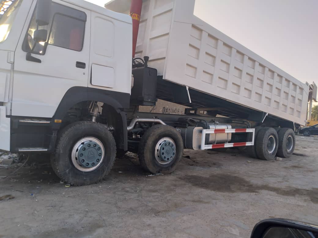 Camion Ã  benne basculante SINOTRUCK HOWO 6X4